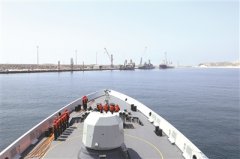 海军第47批护航编队红河舰技术停靠阿曼塞拉莱港