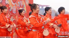 打腰鼓、吃爆肚，外国留学生逛庙会：下次还想