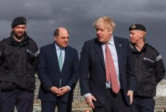 他们怂恿英国首相:别等美国了,干吧